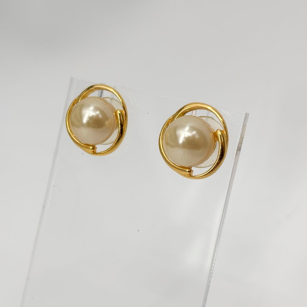 Lot of 3 Pairs Vintage Gold Tone Pearl Earrings – Bow, Hoop & Stud Styles - Picture 4 of 8